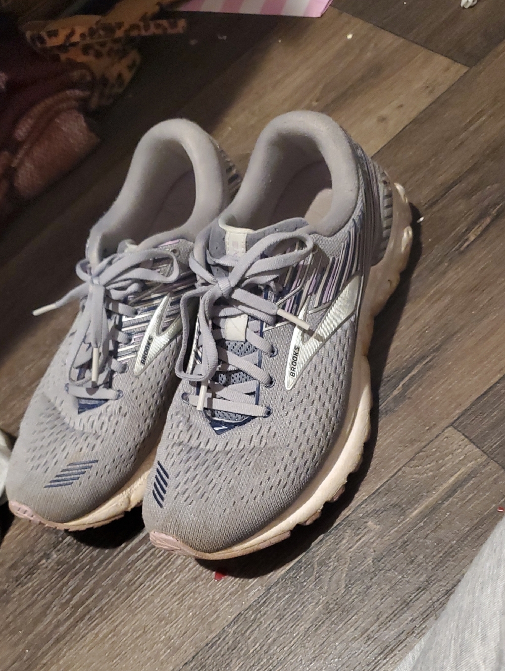 Brooks Light Gray Athletic Running Shoes with Navy Accents